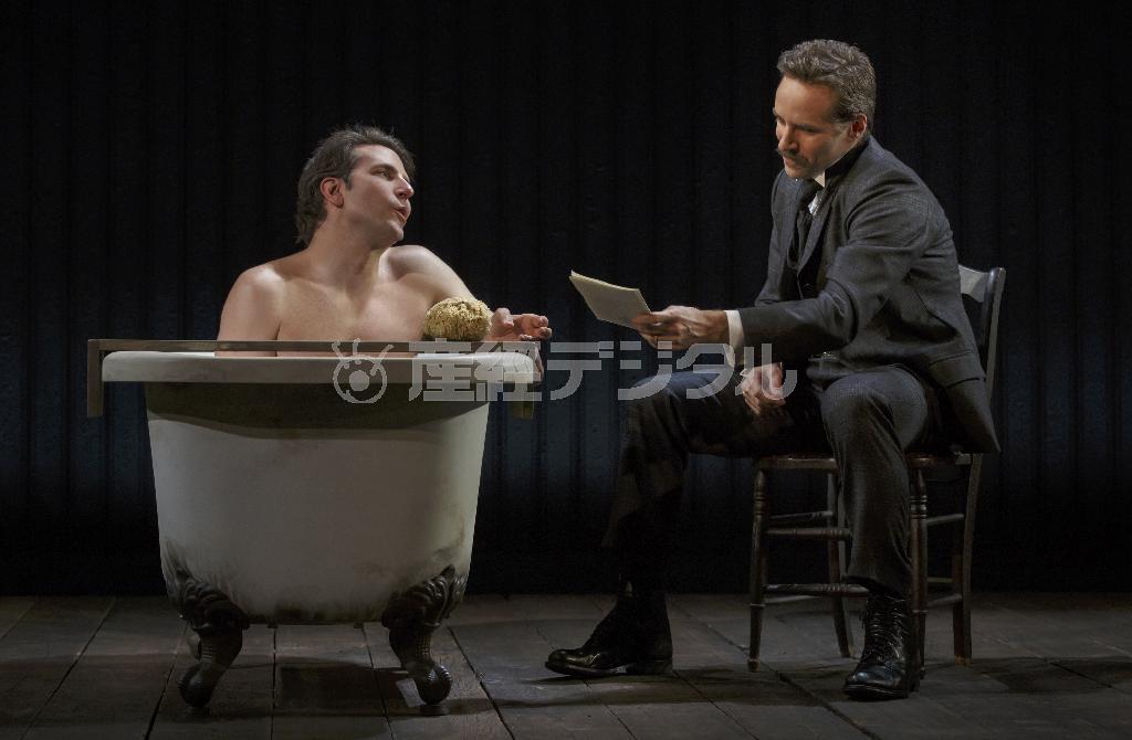 米俳優、ブラッドレイ・クーパーさん主演の舞台「エレファント・マン」＝２０１４年１１月７日、米ニューヨーク（ＡＰ）