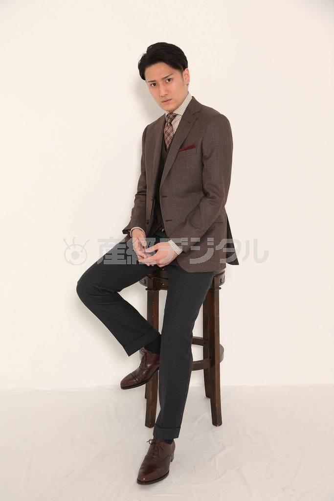 歌舞伎俳優、中村隼人さん。［衣裳協力］ジャケット６万８０４０円、パンツ２万５２０円、ベスト２万１６００円、シャツ１万２９６０円、ネクタイ９６１２円、ベルト９６１２円、チーフスタイリスト私物（価格はすべて税込み）＝２０１４年１２月８日（大石一男さん撮影）