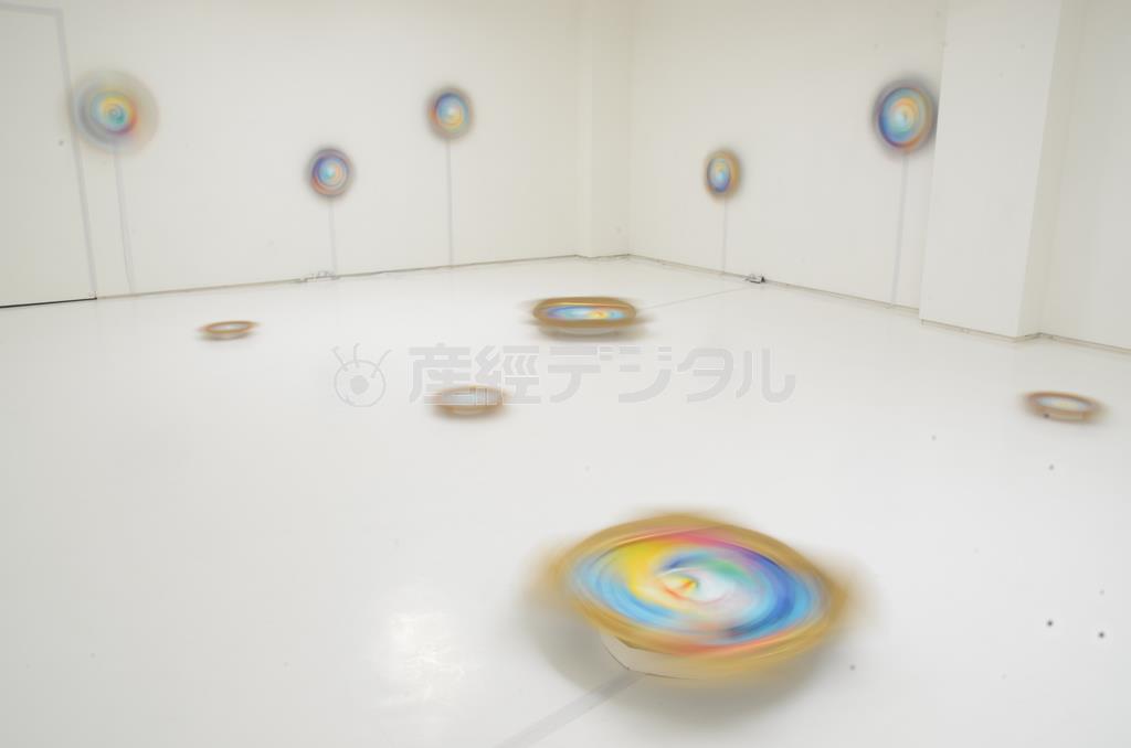 しりあがり寿「絵画のぞんざいな回転について」回転する作品群＝２０１５年１月１９日（原圭介撮影）