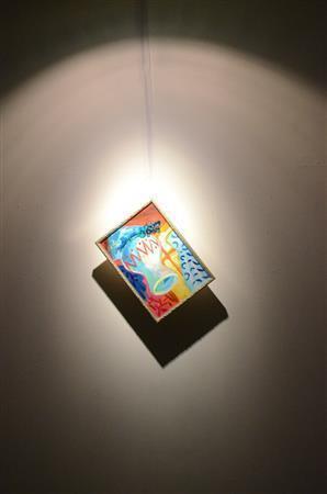 しりあがり寿「絵画のぞんざいな回転について」単独で回転する作品＝２０１５年１月１９日（原圭介撮影）