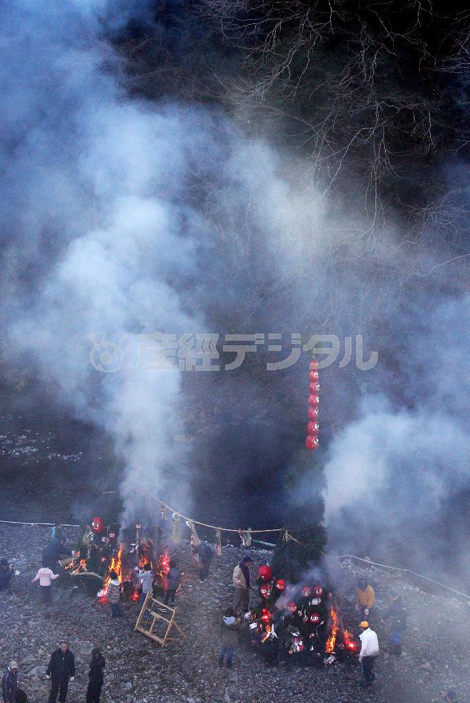 どんどが始まる＝２０１５年１月１２日、東京都あきる野市（野村成次撮影）