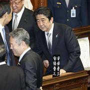 通常国会の開会式前に開かれた衆院本会議に臨む安倍首相＝２６日午後