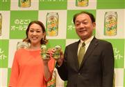「のどごしオールライト」を紹介するキリンビールの布施孝之社長（右）とＣＭに出演するタレントのＳＨＥＬＬＹさん＝２６日、東京都港区