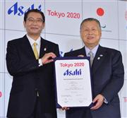 東京オリンピック・パラリンピック競技大会組織委員会と「東京２０２０ゴールドパートナー」の契約を交わしたアサヒビール。調印式をかわしたアサヒビールの小路明善社長（左）と森喜朗・組織委員会会長＝２７日、港区（大西正純撮影）