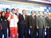 東京五輪のゴールドパートナー契約に調印し、記念撮影に臨むＮＴＴの鵜浦博夫社長（前列右から３人目）と大会組織委の森喜朗会長（同２人目）＝２６日、東京都港区