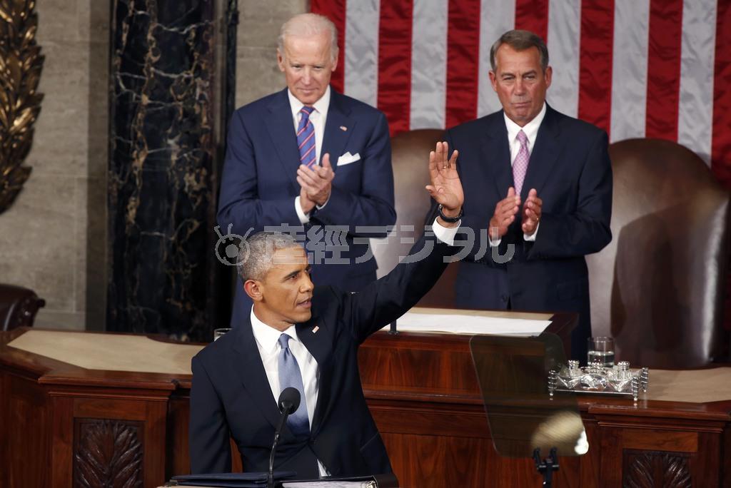 １月２０日、米議会で意気揚々と一般教書演説を始めるバラク・オバマ大統領（手前）。支持率が上向いているオバマ氏は世論を追い風に、このところ強気の姿勢が目立っている。後方は左がジョー・バイデン副大統領、右がジョン・ベイナー下院議長＝２０１５年、米国・首都ワシントン（ロイター）