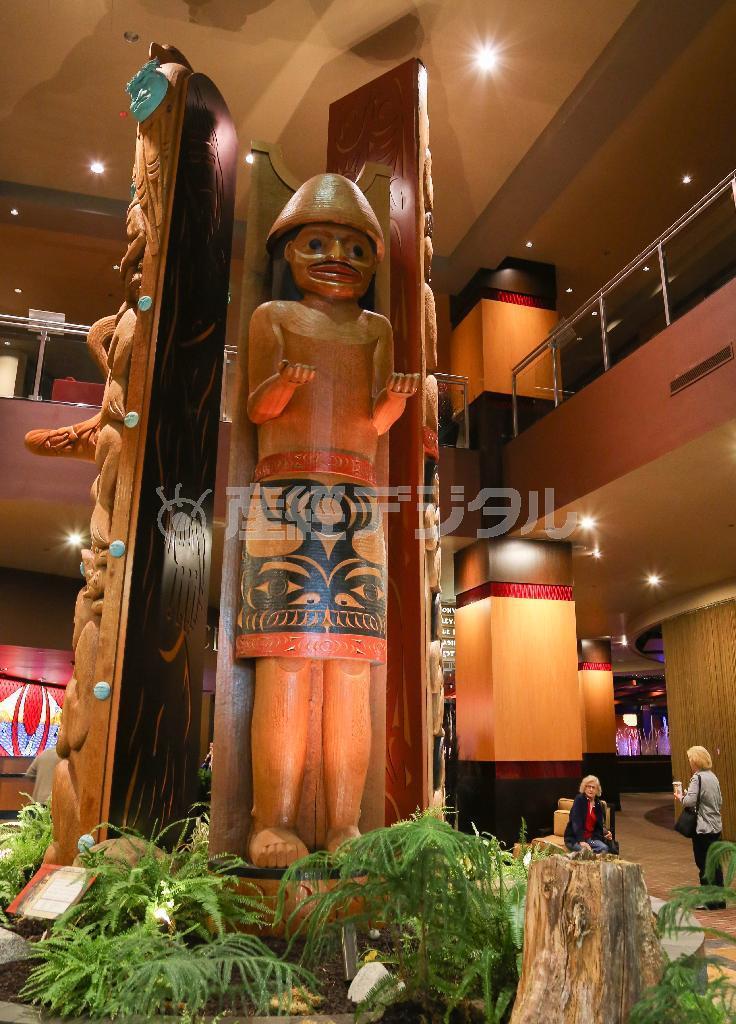巨大なトーテンポールがそびえるカジノ・リゾート「チュラリップ」。館内には先住民の文化を感じさせるさまざまな工芸品が展示されている＝２０１４年１０月１７日、米ワシントン州シアトル（緑川真実さん撮影）