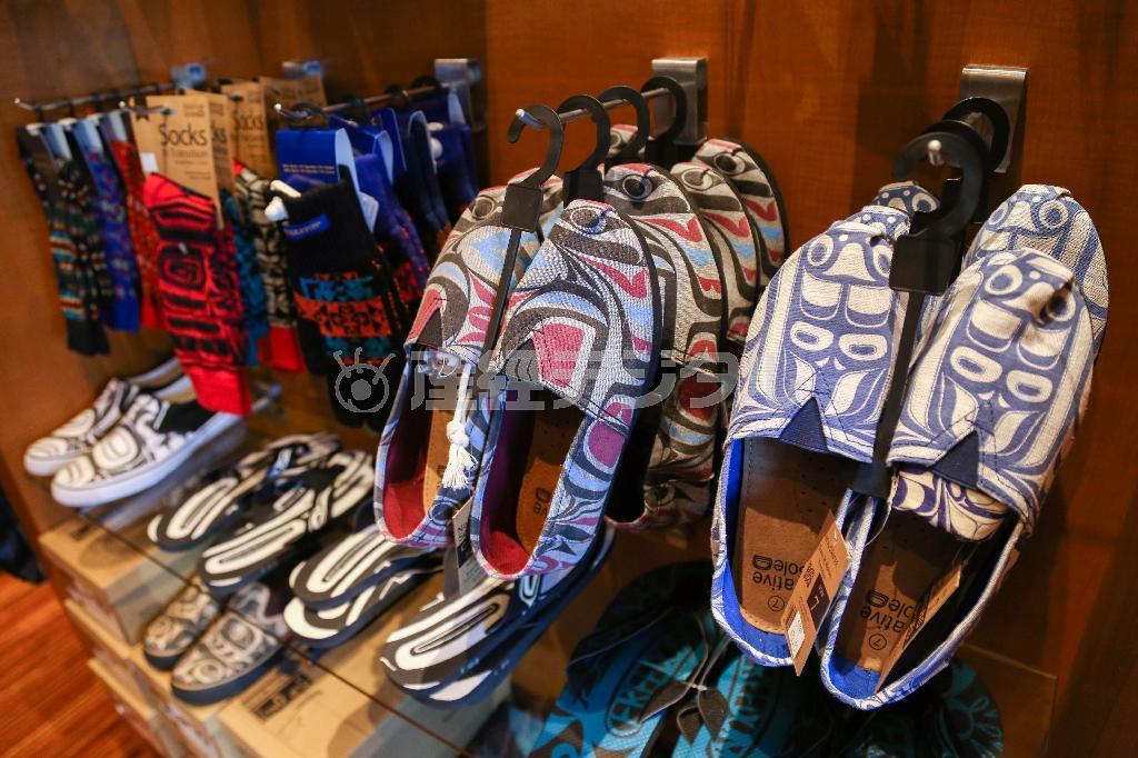 カジノ・リゾート「チュラリップ」のギフトショップには、先住民のアートがデザインされた靴などが並んでいる＝２０１４年１０月１８日、米ワシントン州シアトル（緑川真実さん撮影）