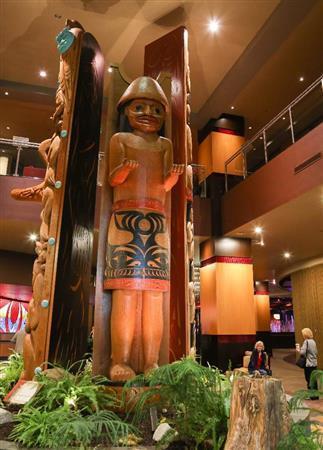 巨大なトーテンポールがそびえるカジノ・リゾート「チュラリップ」。館内には先住民の文化を感じさせるさまざまな工芸品が展示されている＝２０１４年１０月１７日、米ワシントン州シアトル（緑川真実さん撮影）