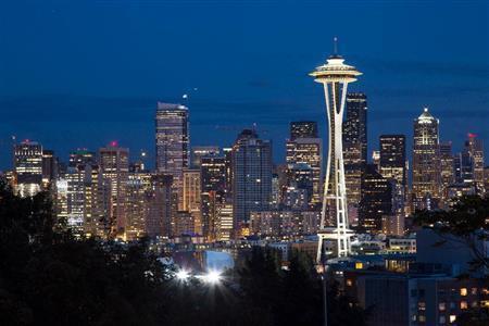 高級住宅エリアから眺めるシアトル中心部の夜景。ひと際目立つタワーはシアトルのシンボル、スペースニードル。１９６２年にシアトル万博にあわせて建設された＝２０１４年１０月１９日、米ワシントン州（緑川真実さん撮影）