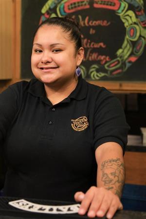 ティリカム・ビレッジのショップでドリンクを担当するダニエル。モンタナ州のアシニボイン族出身で、現在はシアトルに住み、毎日船で通勤している＝２０１４年１０月１８日、米ワシントン州シアトル（緑川真実さん撮影）