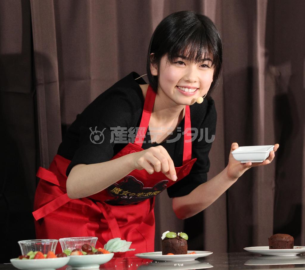 イマドキ女子高生のバレンタイン事情は？写真は映画「魔女の宅急便」の公開記念イベントで、チョコレートケーキを作る小芝風花＝２０１４年２月１０日、東京都新宿区（吉沢良太撮影）