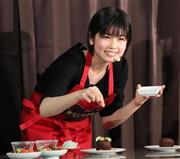 イマドキ女子高生のバレンタイン事情は？写真は映画「魔女の宅急便」の公開記念イベントで、チョコレートケーキを作る小芝風花＝２０１４年２月１０日、東京都新宿区（吉沢良太撮影）