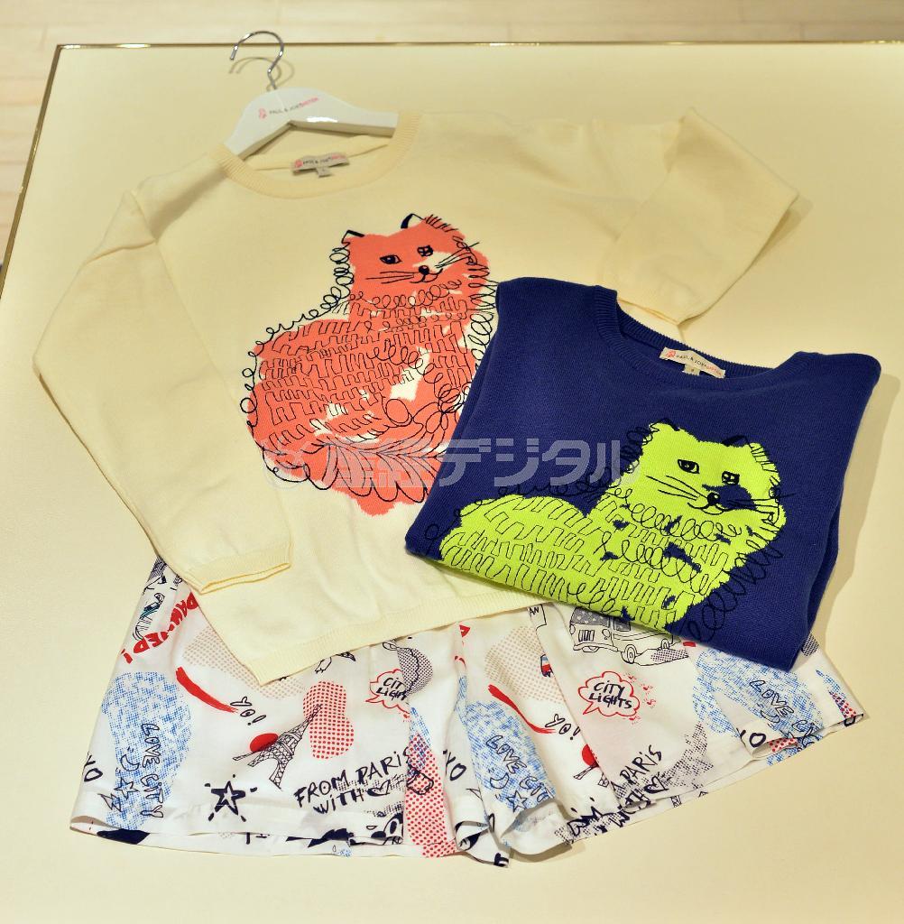 ポール＿＆＿ジョー＿シスターの普段使いのおしゃれは小粋に。子猫をあしらった白と青のコットンセーター２点（２万４８４０円）にショートパンツ（１万７２８０円）＝２０１５年１月１４日、東京都中央区銀座（三尾郁恵撮影）