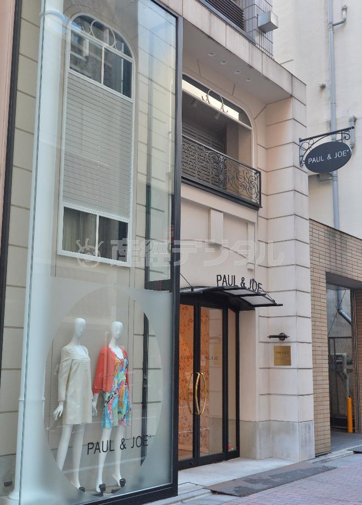 東京・銀座４丁目交差点から路地を入った映画館の並びにあるポール＆ジョー銀座店＝２０１５年１月１４日、東京都中央区（三尾郁恵撮影）