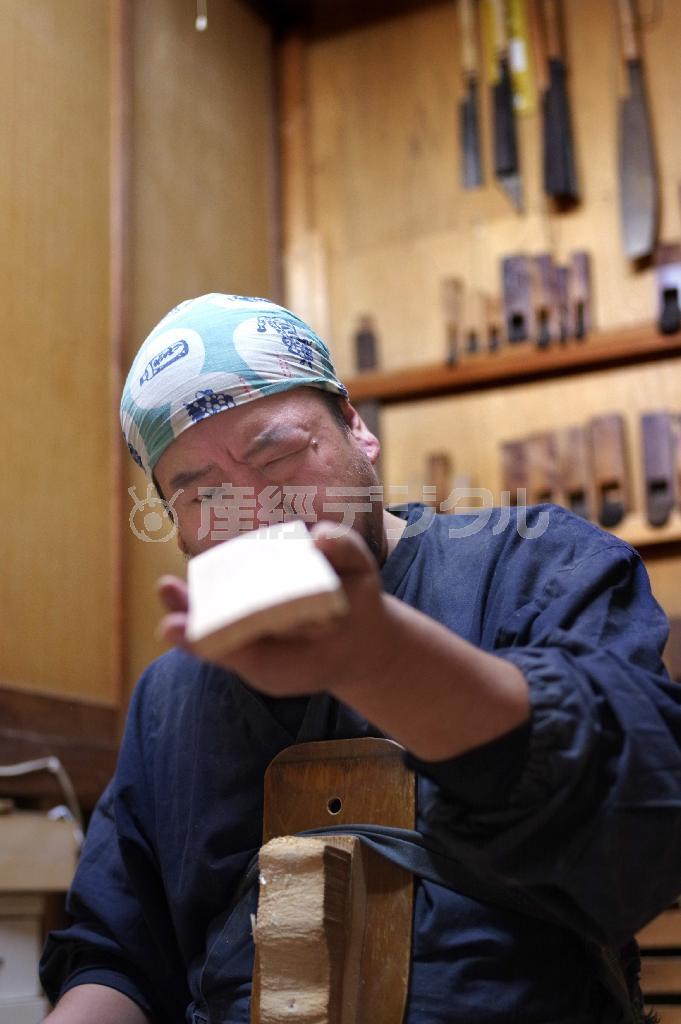 板一枚一枚の微妙な曲線が、円形の桶を形づくる＝２０１４年１０月２０日（井浦新さん撮影）