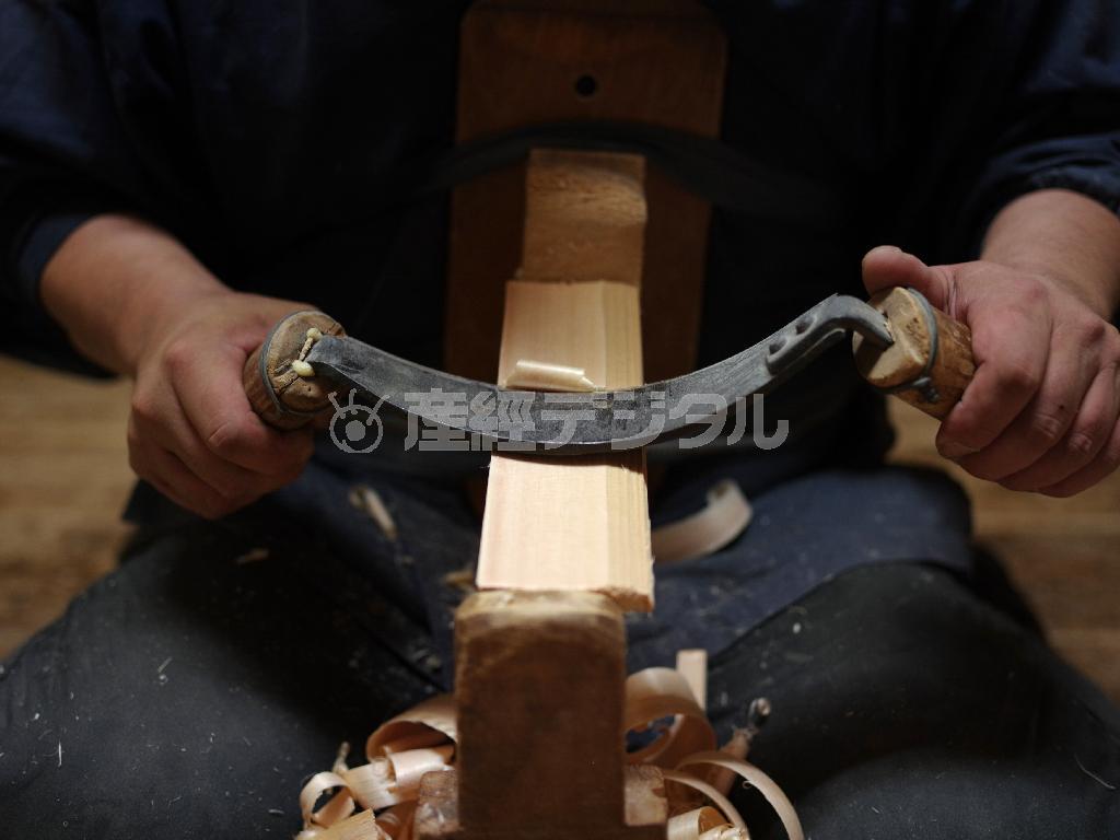 割り目を整え、繊維を傷つけないように、お腹に挟み込んで、力をかけながら削っていく＝２０１４年１０月２０日（井浦新さん撮影）