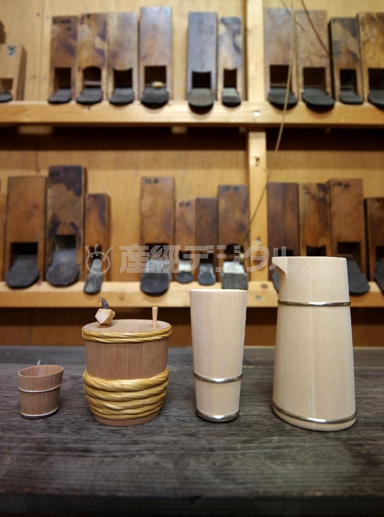 ぐい呑み、一合樽、ピッチャーなど、上品で洗練された形＝２０１４年１０月２０日（井浦新さん撮影）