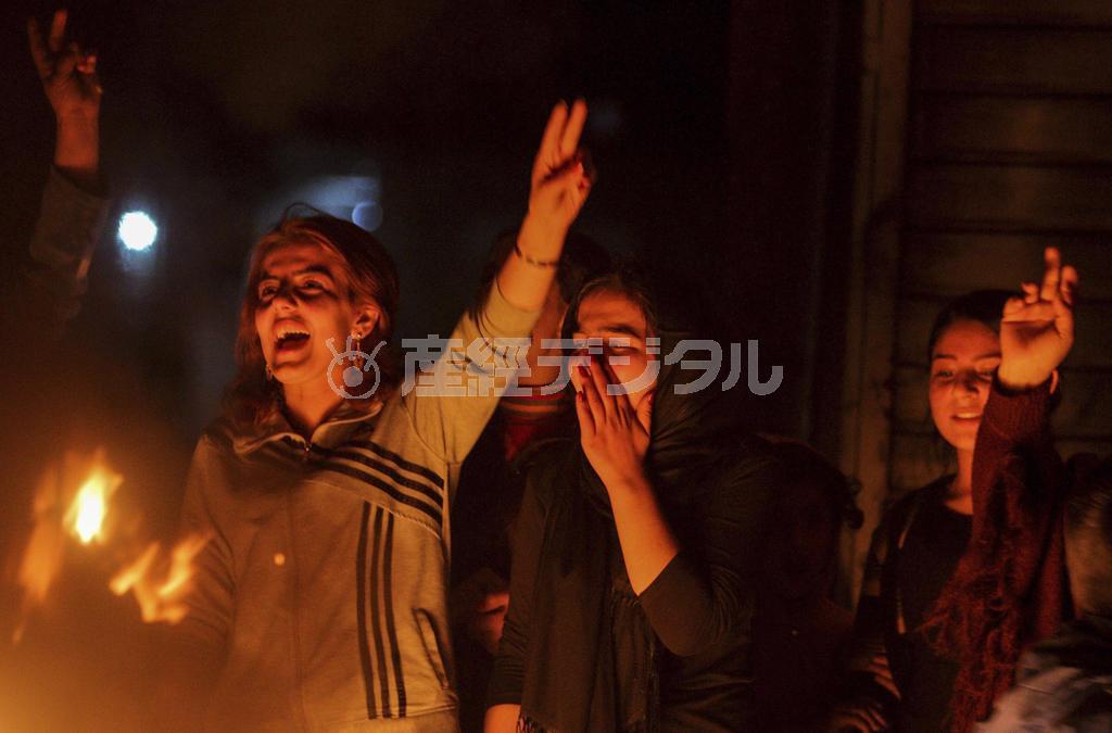 トルコ国境と接したシリアの街ラス・アルアインで１月２６日、クルド人部隊がアイン・アラブ（クルド名コバニ）を掌握したとのニュースを喜ぶクルド人たち＝２０１５年（ロイター）