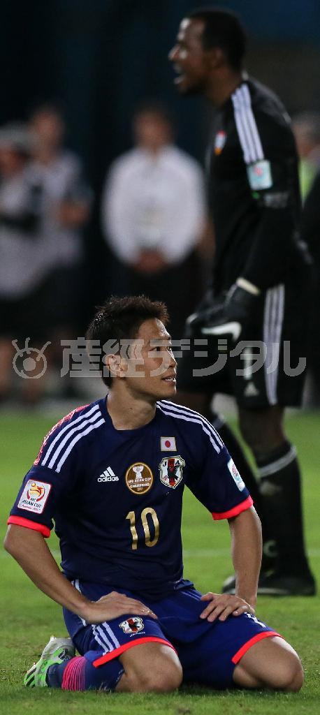 ６人目でＰＫを外し、香川真司は呆然とピッチに座り込んだ＝２０１５年１月２３日、オーストラリア・シドニー（中井誠撮影）