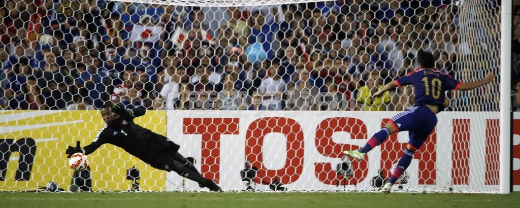 香川真司のＰＫは左隅へ飛んでＧＫの手を逃れたが、無情にもポストをたたいた＝２０１５年１月２３日、オーストラリア・シドニー（中井誠撮影）