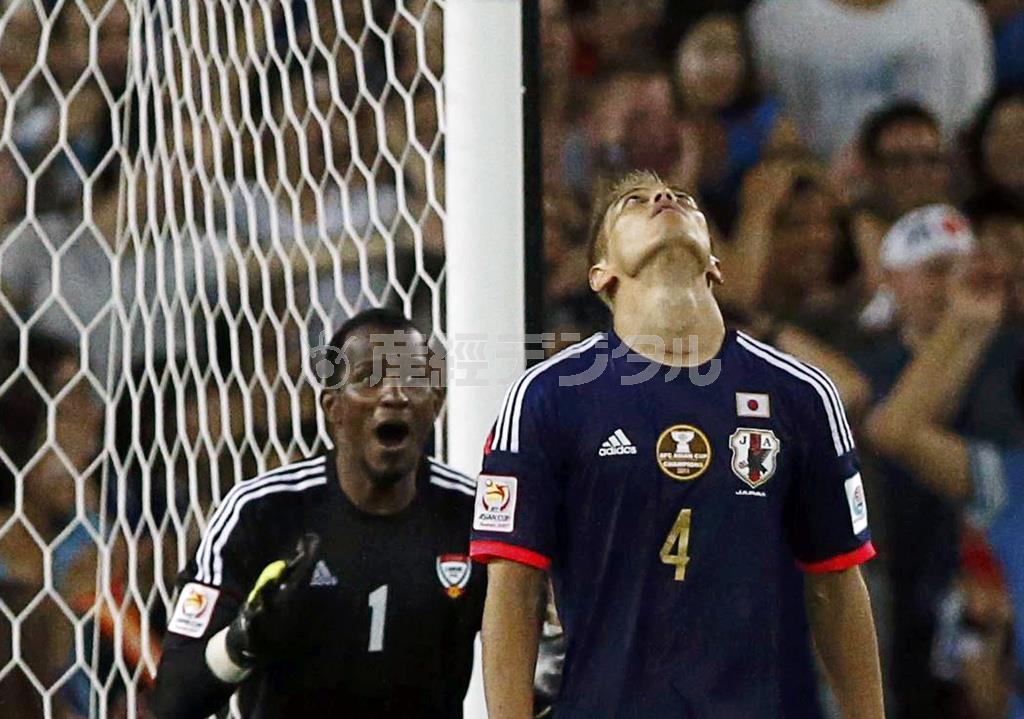 もうひとりのエース、本田圭佑（けいすけ、右）もＰＫを外し、天を仰いだ＝２０１５年１月２３日、オーストラリア・シドニー（ロイター）