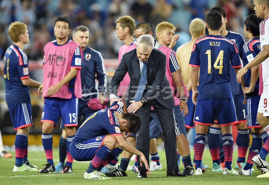 泣き崩れる香川真司を慰めるハビエル・アギーレ監督。自らの去就も不透明だが＝２０１５年１月２３日、オーストラリア・シドニー（共同）