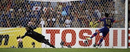 香川真司のＰＫは左隅へ飛んでＧＫの手を逃れたが、無情にもポストをたたいた＝２０１５年１月２３日、オーストラリア・シドニー（中井誠撮影）