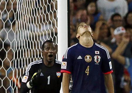 もうひとりのエース、本田圭佑（けいすけ、右）もＰＫを外し、天を仰いだ＝２０１５年１月２３日、オーストラリア・シドニー（ロイター）