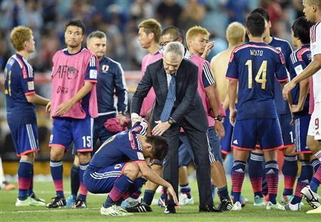 泣き崩れる香川真司を慰めるハビエル・アギーレ監督。自らの去就も不透明だが＝２０１５年１月２３日、オーストラリア・シドニー（共同）