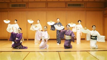 稽古に励む新橋の若手芸者衆＝２０１５年１月２１日、東京都港区（塩塚夢撮影）