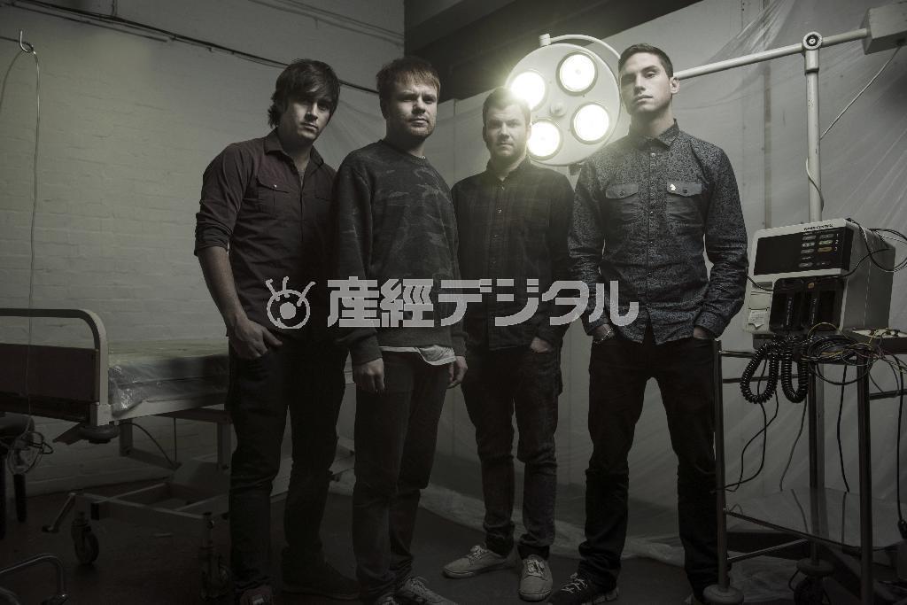 ４人組のバンド、エンター・シカリ。（写真左から）クリス（Ｂ）、ラウ（Ｖｏ，Ｓｙｔｈ）、ロブ（Ｄｒ）、ローリー（Ｇ）＝２０１４年１１月１８日（提供写真）