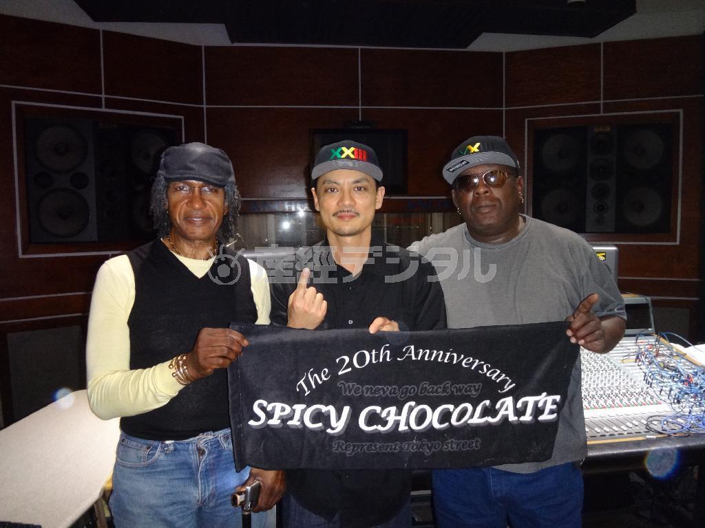 レゲエ界を代表するリズムセクション、スライ＆ロビーのスライ・ダンバー（Ｄｒ、左）とロビー・シェイクスピア（Ｂ、右）と記念写真に収まるＫＡＴＳＵＹＵＫＩ＿ａ．ｋ．ａ．＿ＤＪ＿ＣＯＮＴＲＯＬＥＲ（中央）＝２０１３年５月１４日（提供写真）