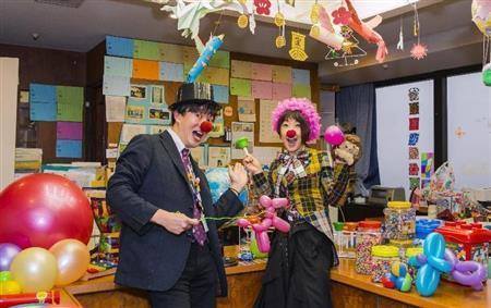 カラフルでにぎやかな院内学級「さいかち学級」で赤鼻をノーズオンする担任で、ホスピタルクラウンの副島賢和先生（左）と一般社団法人「Ｇｅｔ＿ｉｎ＿ｔｏｕｃｈ」理事長の東ちづる＝２０１５年１月１５日、東京都品川区（小野寺宏友さん撮影）