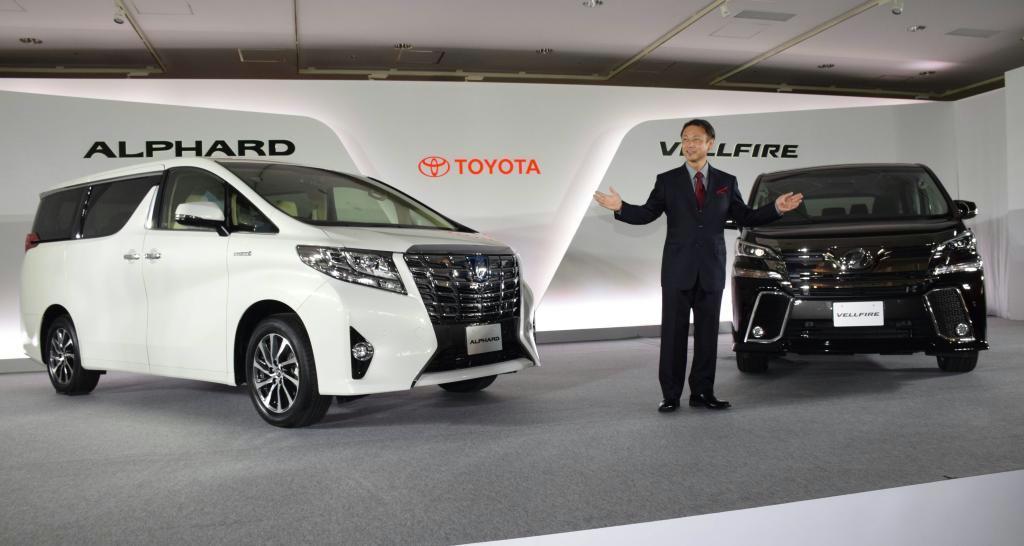 新型アルファード（左）とヴェルファイアをアピールするトヨタ自動車の吉岡憲一主査