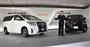 新型アルファード（左）とヴェルファイアをアピールするトヨタ自動車の吉岡憲一主査