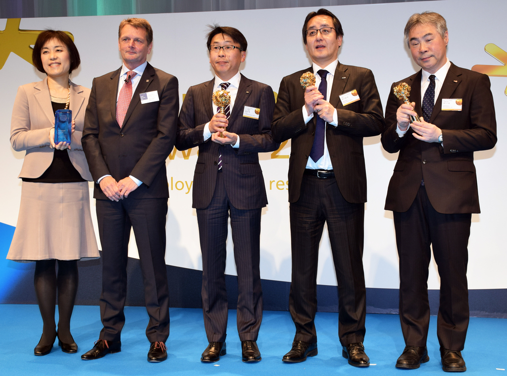 左からＰ＆Ｇジャパンの臼田美樹氏、ランスタッド株式会社のマルセル・ウィガーズ会長兼ＣＥＯ、キリンの佐藤潤氏、サントリーの神田秀樹氏と明治の今野力氏