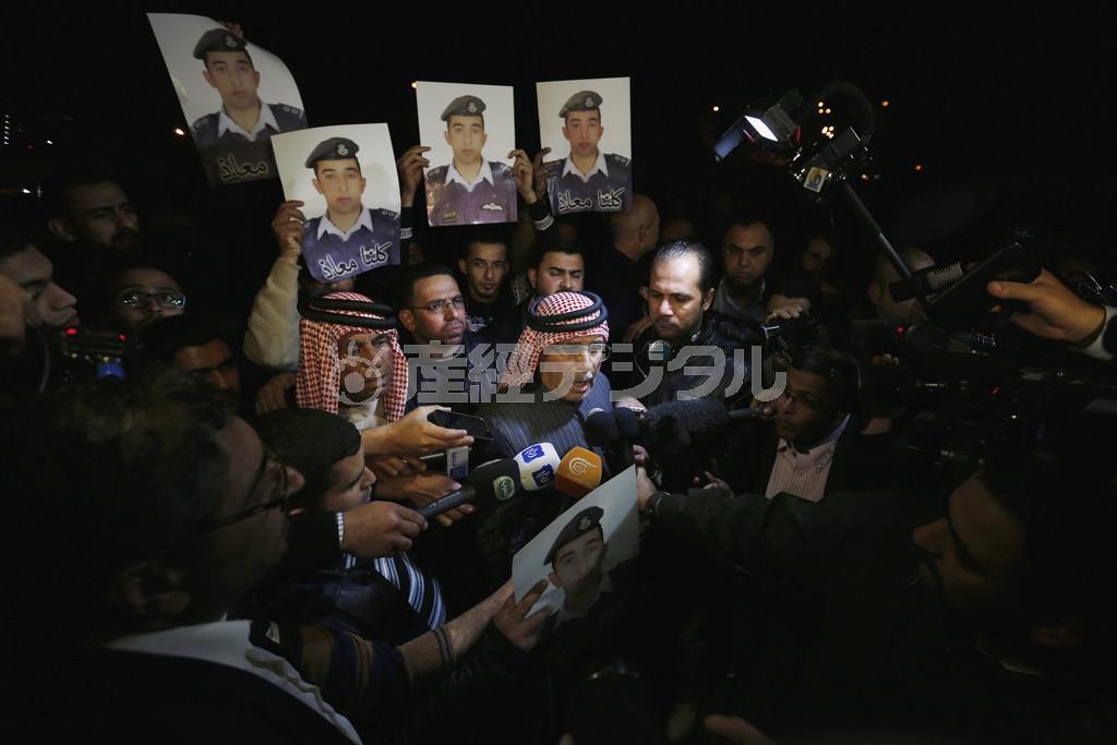 イスラム国に拘束されているヨルダン軍パイロット、モアズ・カサスベ中尉の解放を訴える父親（中央）＝２０１５年１月２７日、ヨルダン・首都アンマン（ロイター）