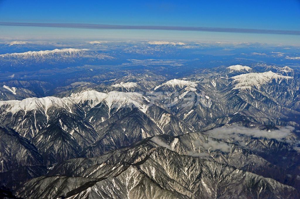 雪をかぶった手前の山々が南アルプス、その奥が伊那谷、中央アルプス。遠くには木曽谷や御嶽山（左奥）も見える、そして北アルプス（右奥）も見える＝２０１５年１月７日（唐木英明さん撮影）