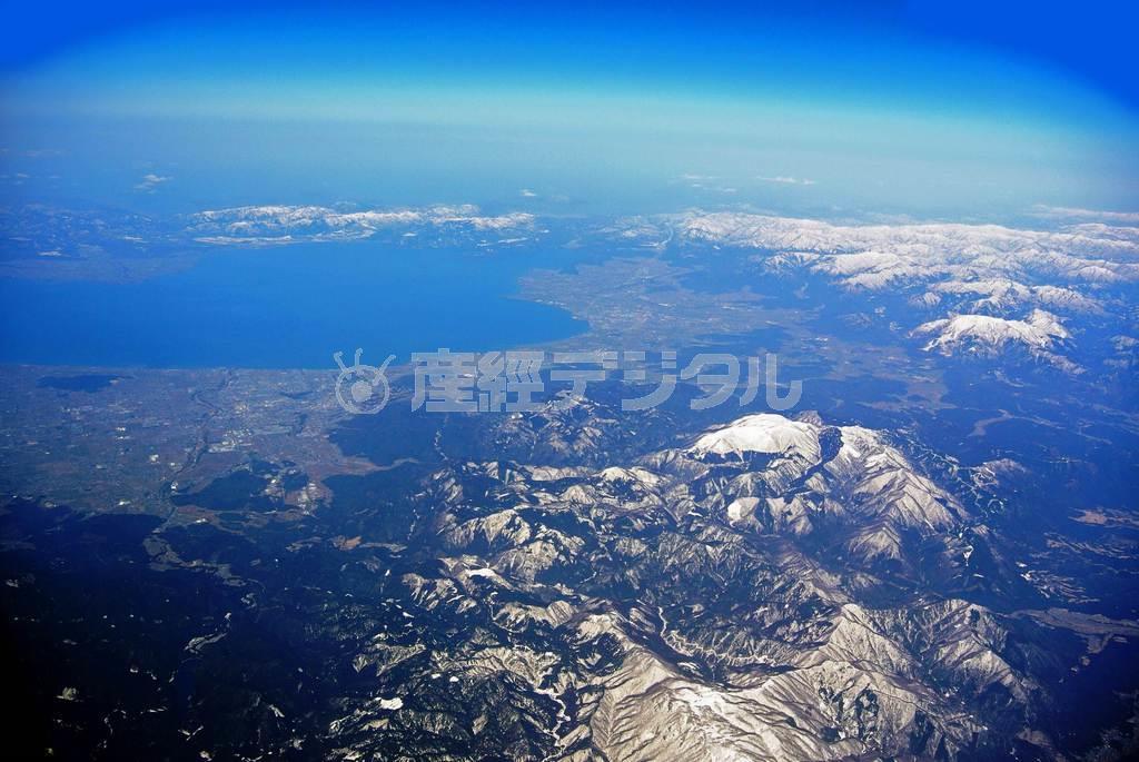 手前は鈴鹿山脈、右上は伊吹山脈、その間には関ケ原が。左奥には琵琶湖も見える＝２０１２年２月２７日（唐木英明さん撮影）