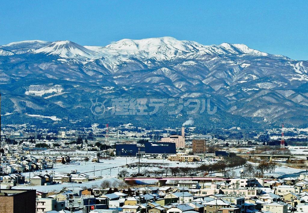 吾妻小富士と吾妻山。裾野に広がるのは福島県福島市の中心街＝２０１５年１月１９日（唐木英明さん提供）