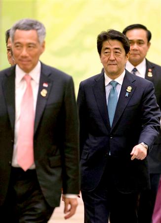 シンガポールのリー・シェンロン首相（左）とタイのプラユット首相（右奧）とともに、ＡＳＥＡＮ首脳会談に向かう安倍首相＝昨年１１月、ミャンマー・ネピドー（ＡＰ）
