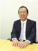 「格安スマホの普及を後押ししたい」と語るソースネクストの松田社長