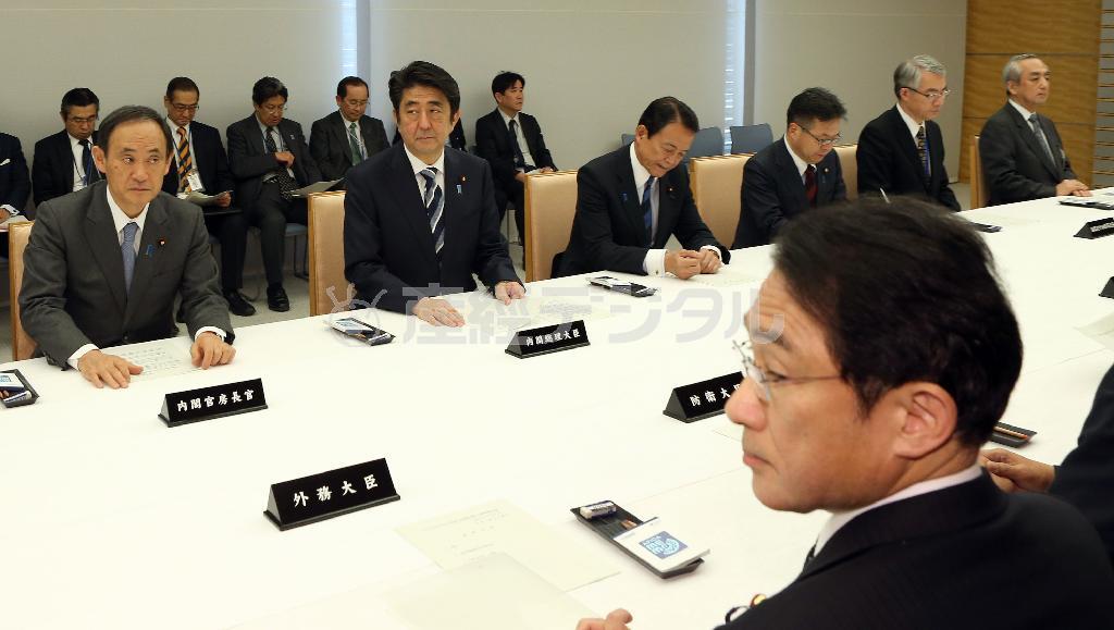 邦人人質事件に関する関係閣僚会議。安倍晋三（しんぞう）首相（奥中央）や岸田文雄外相（手前右）らの表情にも疲労がにじむ＝２０１５年１月２９日午後、首相官邸（小野淳一撮影）