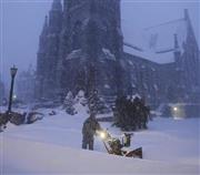 聖パトリック大聖堂の敷地から、大量に降り積もった雪を取り除く女性＝２０１５年１月２７日、米コネティカット州ノーリッチ（ＡＰ）
