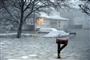 暴風雪の影響で通りに水があふれ出した地域も＝２０１５年１月２７日、米マサチューセッツ州シチュエート（ＡＰ）