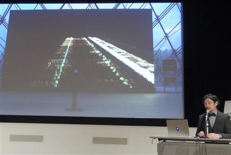 アート部門の優秀賞を受賞した作品「センシング・ストリームズ－不可視、不可聴」を説明する真鍋大度さん