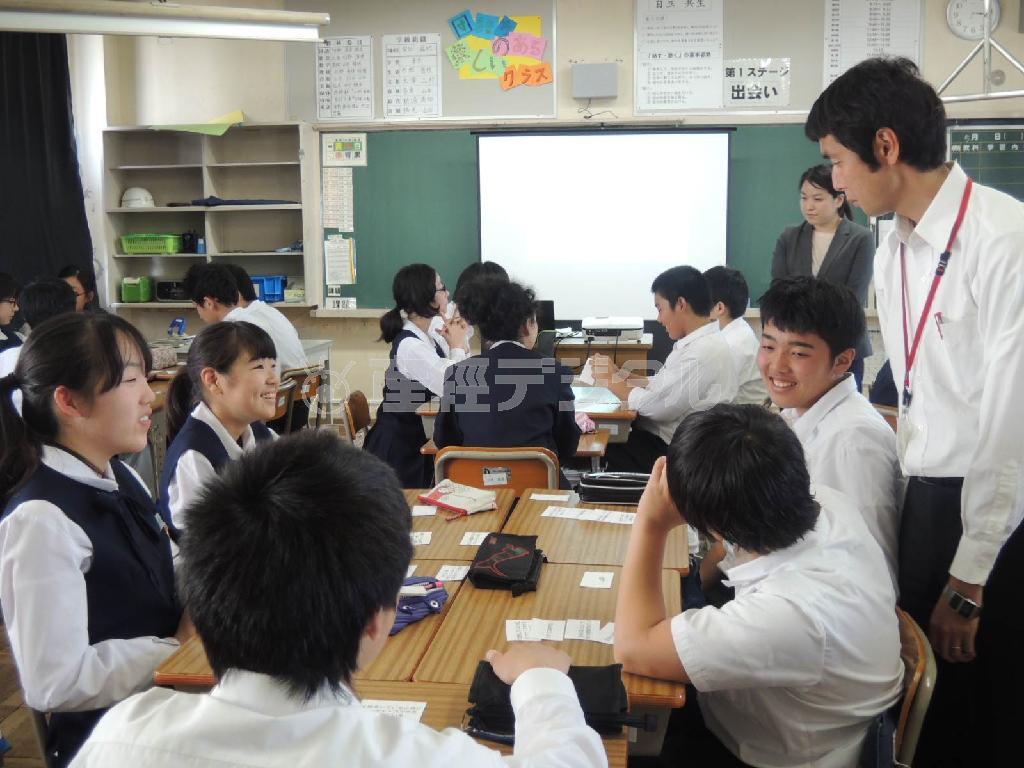 「ＬＩＮＥ」の社員と静岡大学の講師から、ＬＩＮＥを使った適正なコミュニケーションのあり方に関する授業を受ける中学生たち。便利だが、最近では教師がＬＩＮＥを悪用するケースも増えている＝２０１４年５月２２日、静岡県静岡市葵区（大坪玲央撮影）