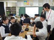 「ＬＩＮＥ」の社員と静岡大学の講師から、ＬＩＮＥを使った適正なコミュニケーションのあり方に関する授業を受ける中学生たち。便利だが、最近では教師がＬＩＮＥを悪用するケースも増えている＝２０１４年５月２２日、静岡県静岡市葵区（大坪玲央撮影）