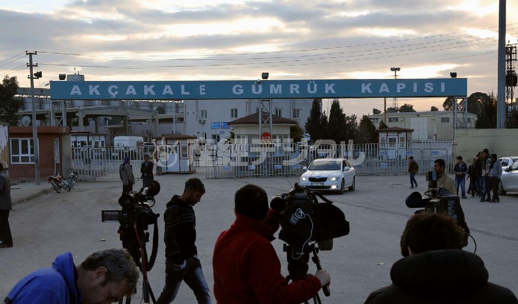 報道関係者らが多数待機する中、日没間近となったトルコ南東部アクチャカレの国境検問所＝２０１５年１月２９日（共同）